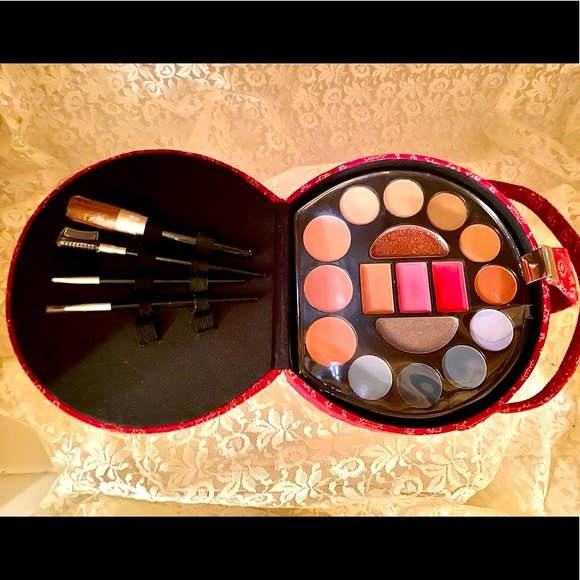 🎨PAISLEY PILLBOX PURSE LIP, CHEEK & EYESHADOW 🎨 - Picture 3 of 10